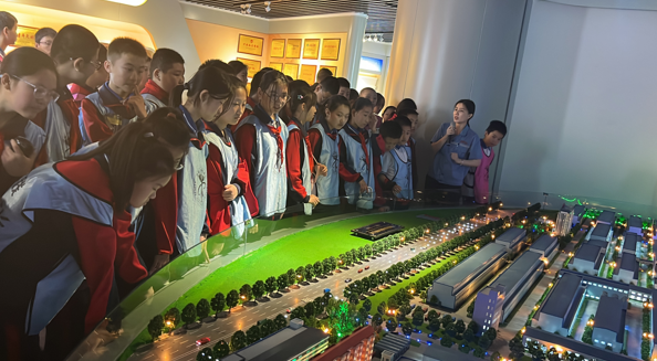 2023年10月17日区中小学师生到365电子游戏造纸博物馆研学